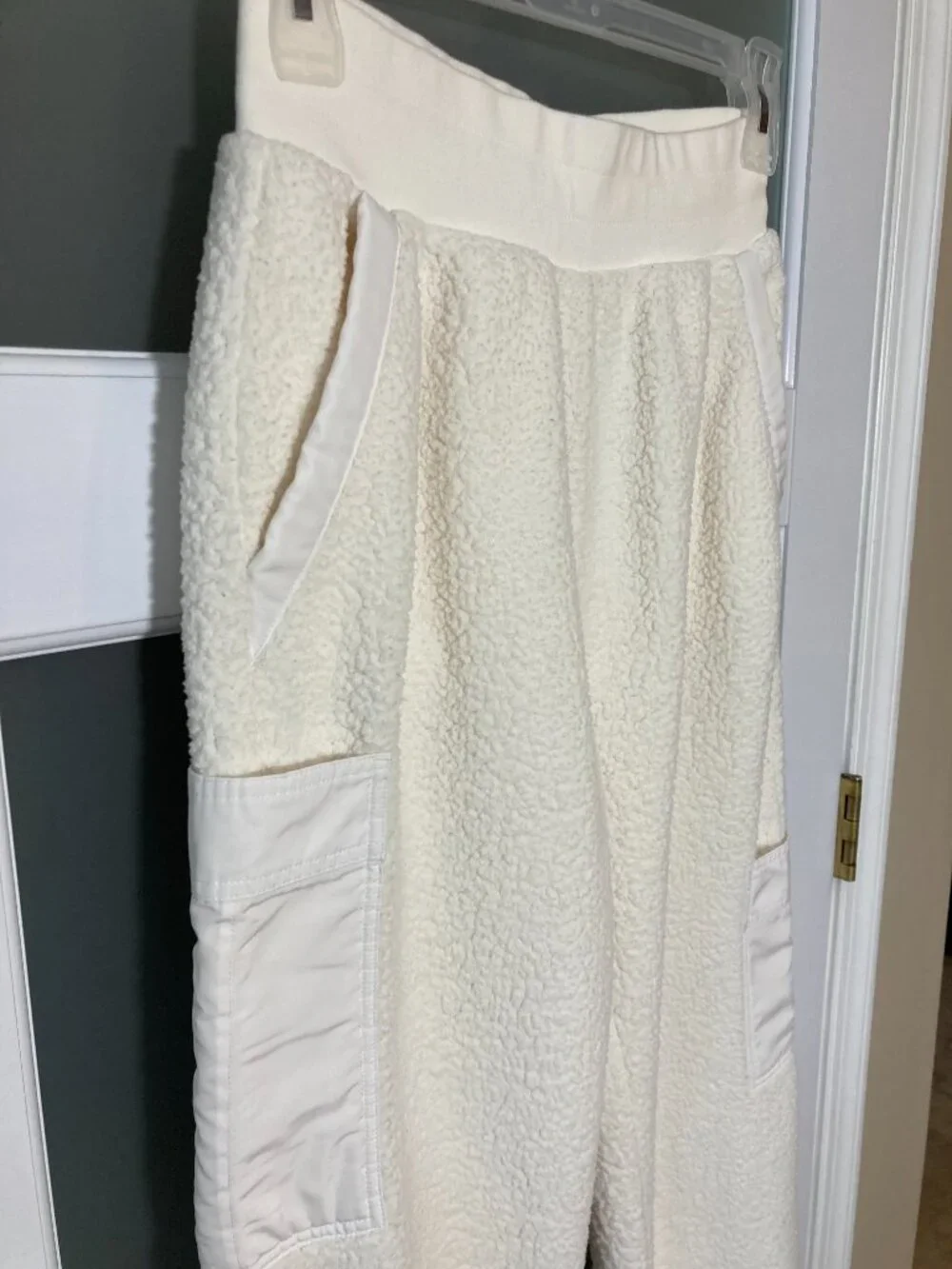ALO Yoga Micro Sherpa High Waist Solstice Sweatpants in Ivory - size tag missing